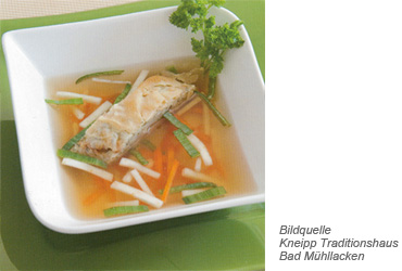 Mühllackner Gemüsesuppe mit knusprigem Zwiebelstrudel