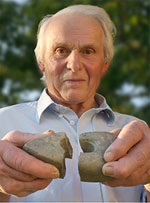 Paul Grubmüller mit dem ersten Steinzeitfund