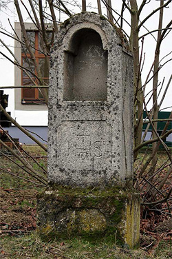 Betonbildstock beim Schloss Puchenau.