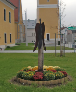 Die Engelsskulptur vor der Kirche in Feldkirchen