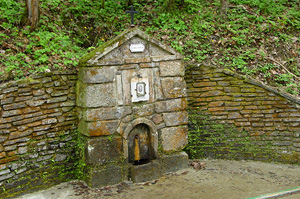 Julius Quelle  ein Gedenkstein mit Wasserquellrohr und Trog in Bad Mhllacken 