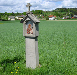 Ein Bildstock-Gedenkstein in der Ortschaft Landshaag