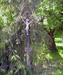 Das Modelhart Kreuz in der Ortschaft Weidet