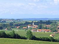 Deining, Ortsteil von Egling, von der Ludwigshöhe gesehen. Bildquelle: Wikipedia; Autor: Rufus46